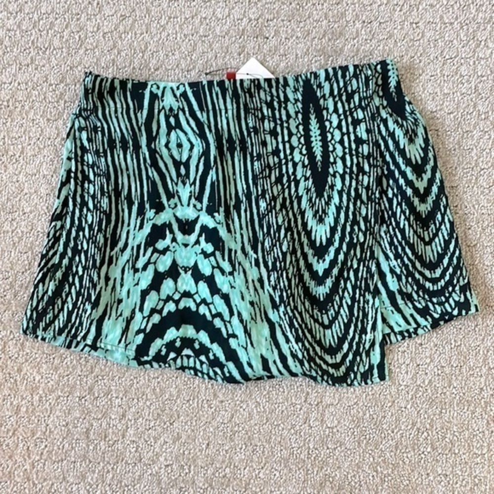 NWT- Red Saks Fifth Avenue Green & Black Dressy Skort